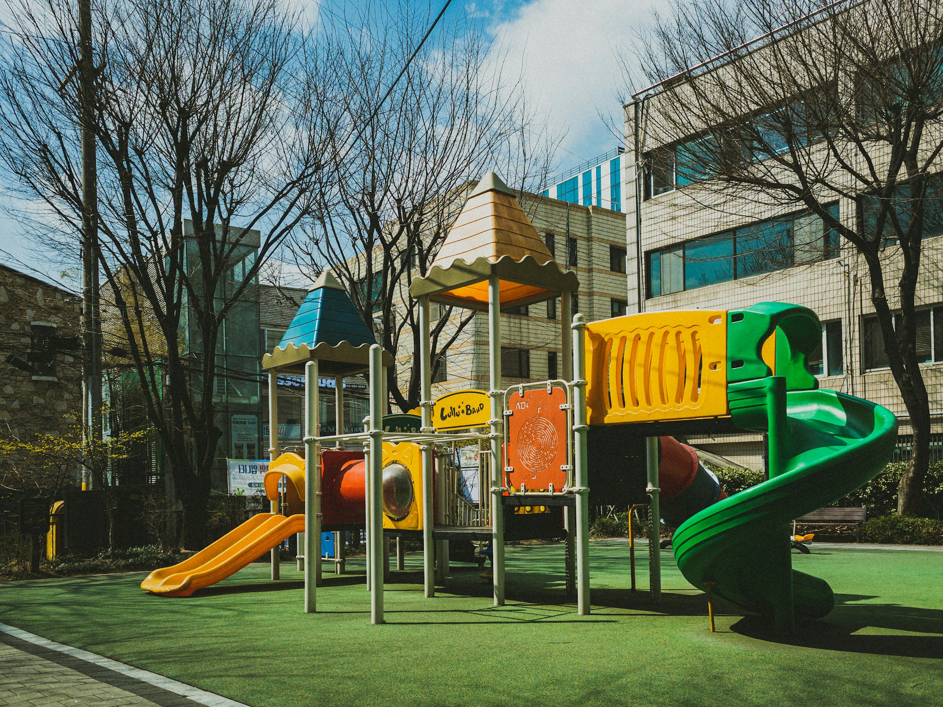 Przydomowy plac zabaw – jak stworzyć idealną przestrzeń do zabawy?
